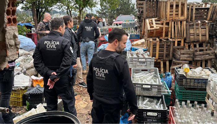 Foto: PCPR PCPR destrói 300 mil garrafas em operação contra bebidas irregulares em Curitiba e RMC